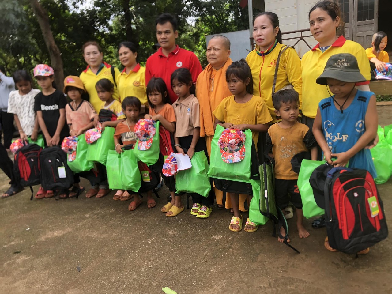HỘI CHỮ THẬP ĐỎ XÃ EA HĐING PHỐI HỢP VỚI HỘI TỪ THIỆN ÁNH SÁNG TỪ TÂM CHÙA MỸ HÓA TẶNG QUÀ CHO CÁC HỌC SINH CÓ HOÀN CẢNH KHÓ KHĂN TẠI XÃ EA H'ĐING